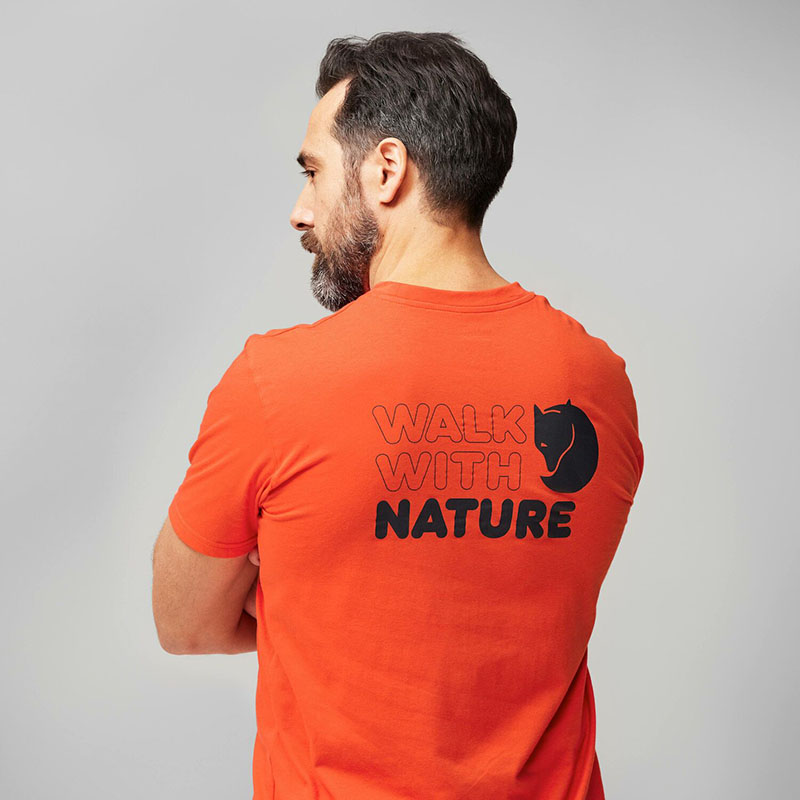 Fjallraven 北極狐 Walk With Nature T Shirt 男短袖T恤 麂皮棕 暗深藍 12600216